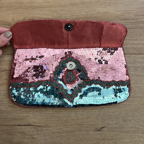 NEW WITH TAGS Designer clutch - Picture 3 of 8